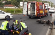 Mulher é levada ao hospital após acidente entre carro e moto no bairro Gaspar Grande