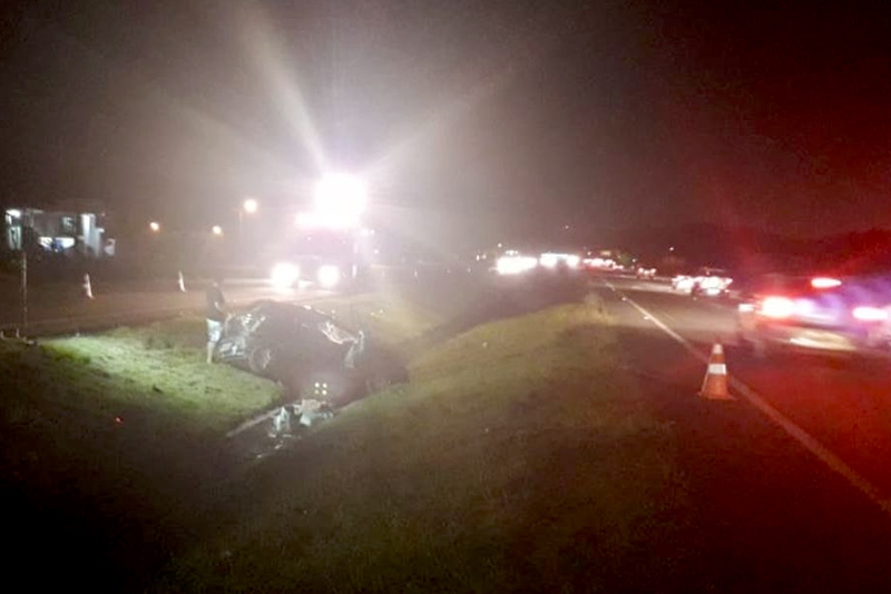 Veículo com quatro pessoas capota na BR-470, em Gaspar