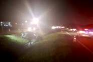 Veículo com quatro pessoas capota na BR-470, em Gaspar