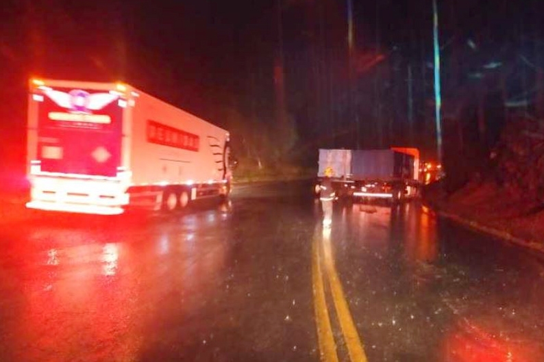 Acidente entre carro e caminhão mata mulher de 28 anos no Vale do Itajaí