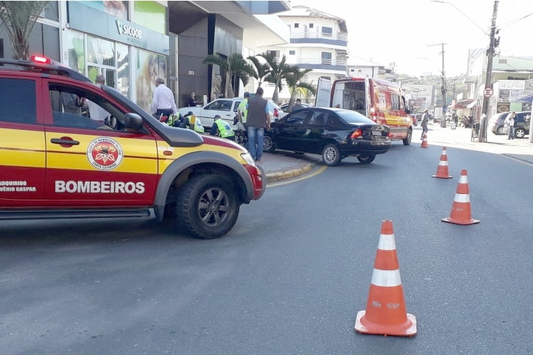 Colisão entre carro e moto deixa homem ferido no Centro de Gaspar