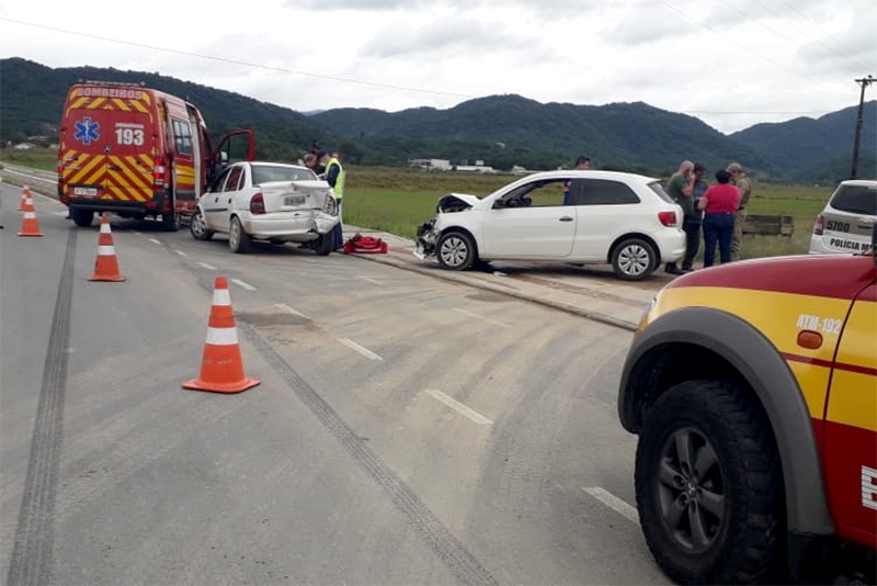 Acidente de trânsito deixa mulher ferida no Gaspar Mirim