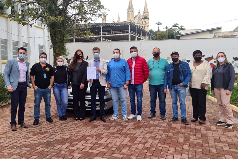 Carro doado pela Câmara é entregue pela prefeitura de Gaspar à Agapa