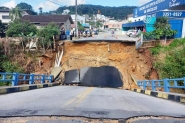 Cabeceira de ponte cai e motorista escapa por fração de segundos em Brusque