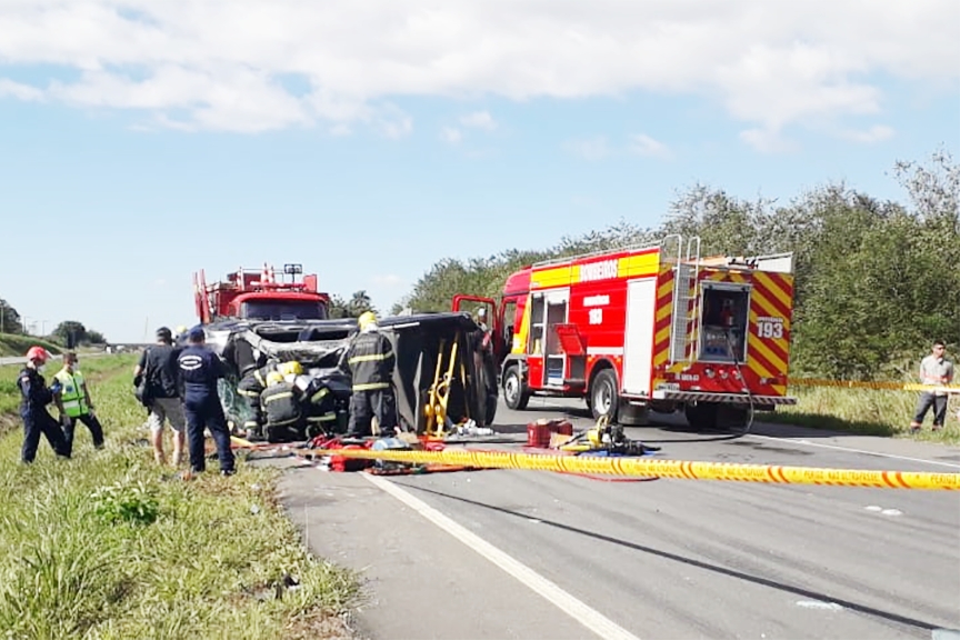 Mulher fica presa às ferragens após colisão e capotamento na BR-470, em Ilhota