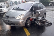 Colisão entre carro e moto deixa homem ferido no bairro Margem Esquerda, em Gaspar