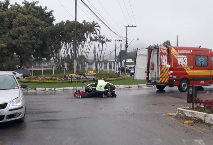 Mulher é levada ao hospital após acidente no bairro Margem Esquerda, em Gaspar
