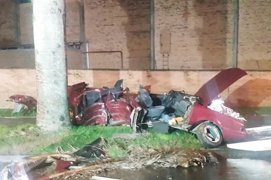 Duas pessoas morrem após carro colidir contra árvore em Blumenau