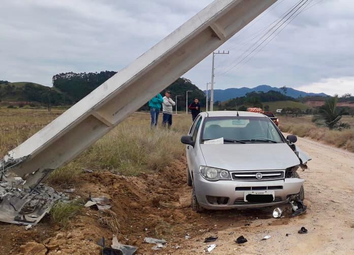 Colisão de carro contra poste deixa motorista ferido no bairro Lagoa, em Gaspar