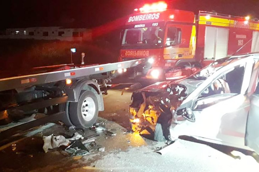 Coliso entre carro e caminho guincho deixa mulher ferida em Gaspar