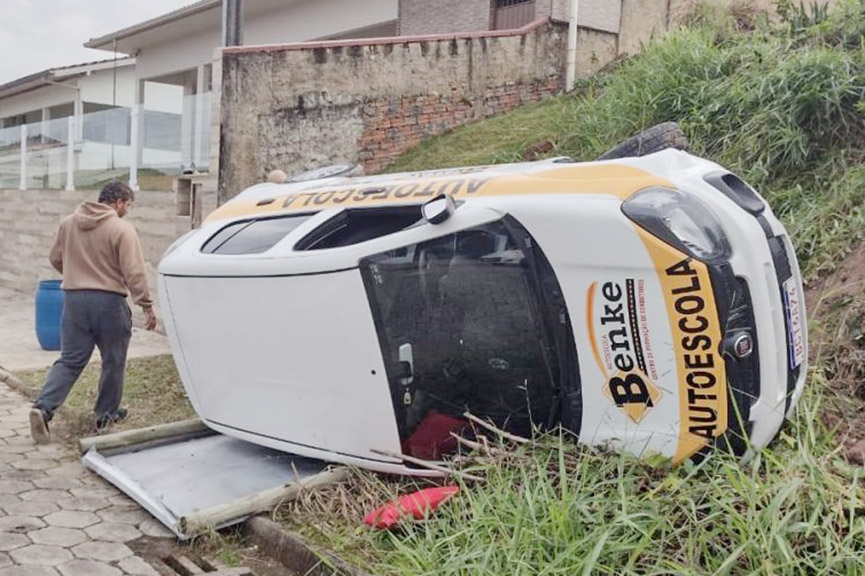 Aluna tomba carro de autoescola durante prova de habilitação em Gaspar
