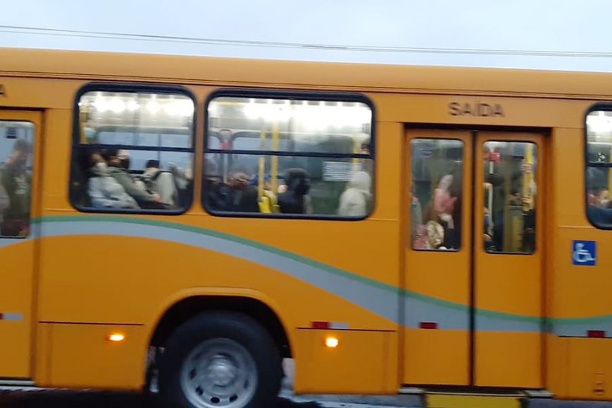 Alunos voltam da escola sentados em chão de ônibus lotado em Gaspar