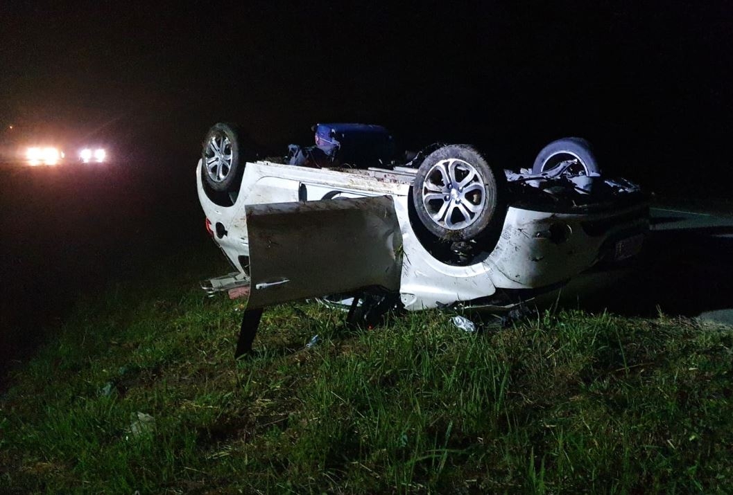 Motorista fica ferida após capotar carro na BR-470, em Ilhota
