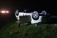 Motorista fica ferida após capotar carro na BR-470, em Ilhota