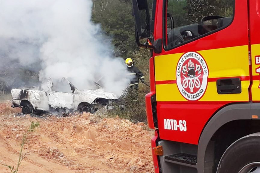Carro é completamente destruído por incêndio no bairro Barracão, em Gaspar