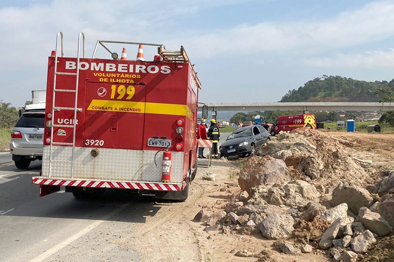 Colisão seguida de capotamento envolve dois carros na BR-470, em Ilhota