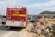 Colisão seguida de capotamento envolve dois carros na BR-470, em Ilhota