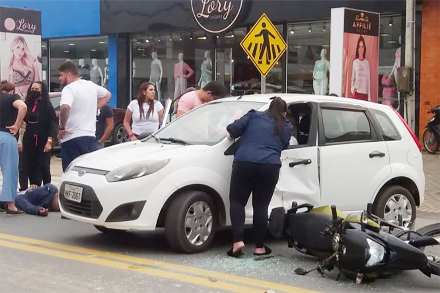 Motociclista voa por cima de carro após colisão no Centro de Ilhota