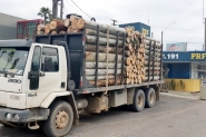 Caminhão de Gaspar é flagrado com o dobro da capacidade de carga permitida