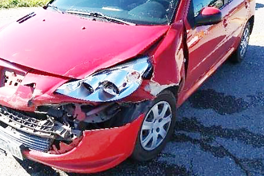 Colisão traseira entre carro e caminhão deixa mulher ferida em Gaspar