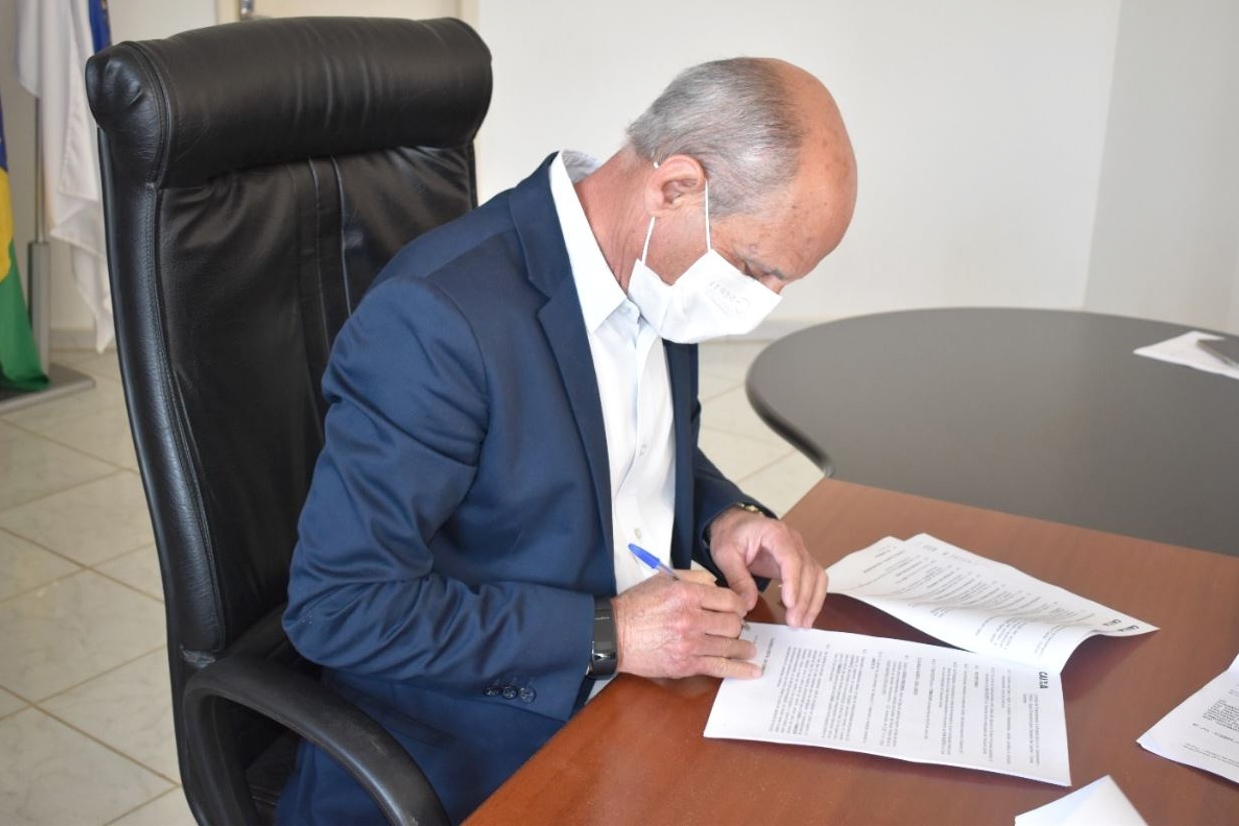 Prefeito de Ilhota assina contrato com linha de crédito para obras de infraestrutura