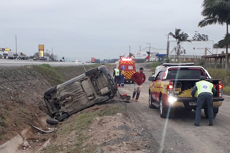 Capotamento de automóvel deixa cinco pessoas feridas na BR-470, em Gaspar