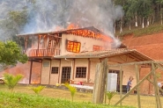 Residência é parcialmente destruída por incêndio em Ilhota