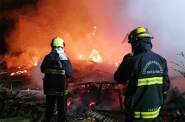 Casa abandonada é destruída por incêndio em Ilhota