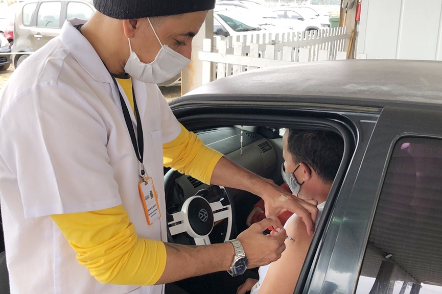 Quarta-feira é dia de drive thru para vacinar pessoas com 28 anos ou mais em Gaspar