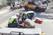 Jovem é levada ao hospital após ser atropelada por carro no Centro de Gaspar