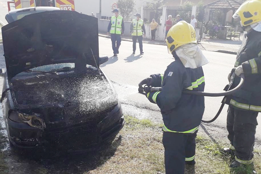 Carro pega fogo logo após motorista sair da oficina em Gaspar