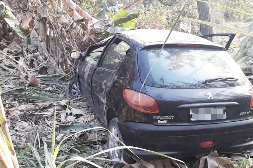 Carro com mulher e crianças cai em ribanceira no bairro Gaspar Grande