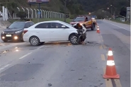 Colisão entre dois carros deixa homem ferido na Rodovia Ivo Silveira, em Gaspar