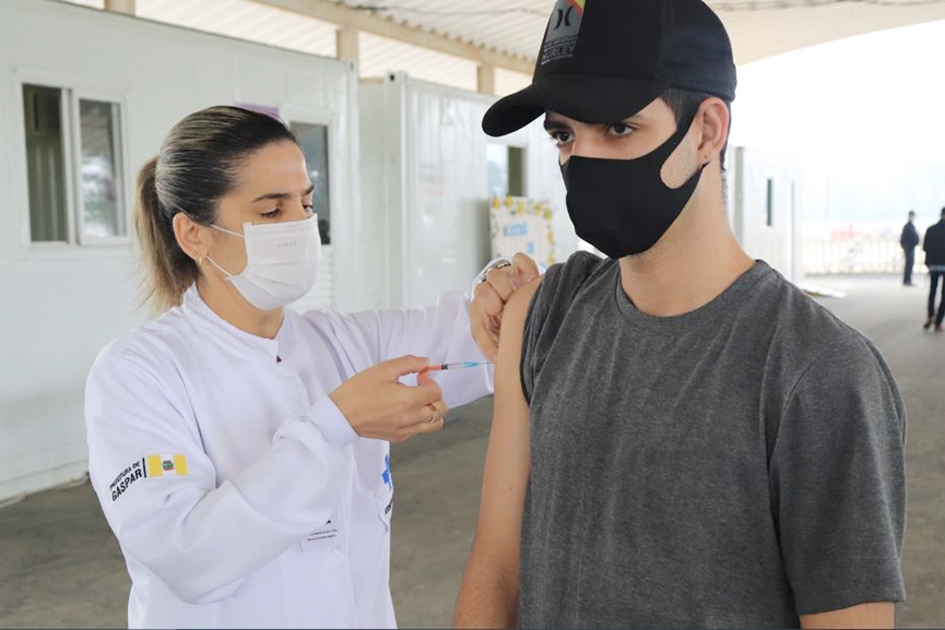 70% da população adulta de Gaspar já recebeu pelo menos uma dose da vacina contra o coronavírus