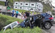 Caminhão e três carros colidem na Rodovia Ivo Silveira, em Gaspar