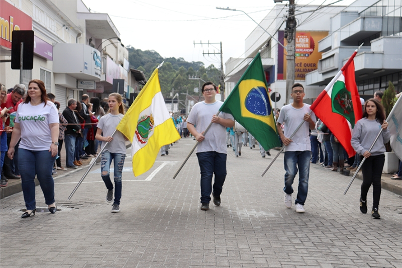 Sem desfile, Gaspar celebra Semana da Pátria com ações nas escolas