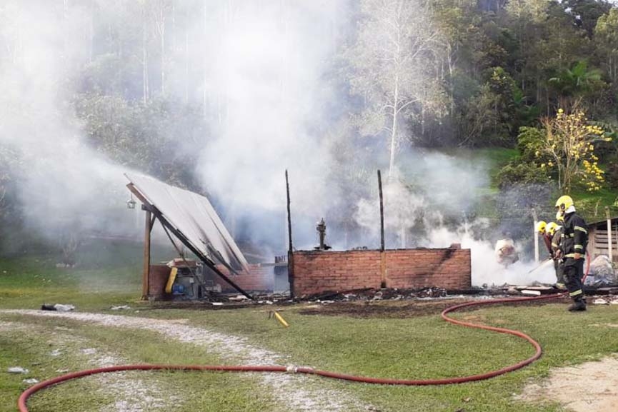 Galpão é destruído por incêndio no Alto Gasparinho, em Gaspar