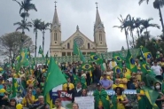 Manifestação lota escadaria da Igreja Matriz de Gaspar