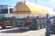 Caminhões carregados com combustíveis deixam base de Itajaí para abastecer postos