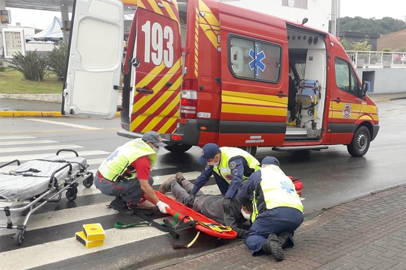 Colisão entre carro e bicicleta deixa homem ferido no Centro de Gaspar