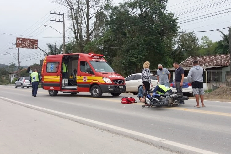 Mulher levada ao hospital após acidente no bairro Poço Grande, em Gaspar