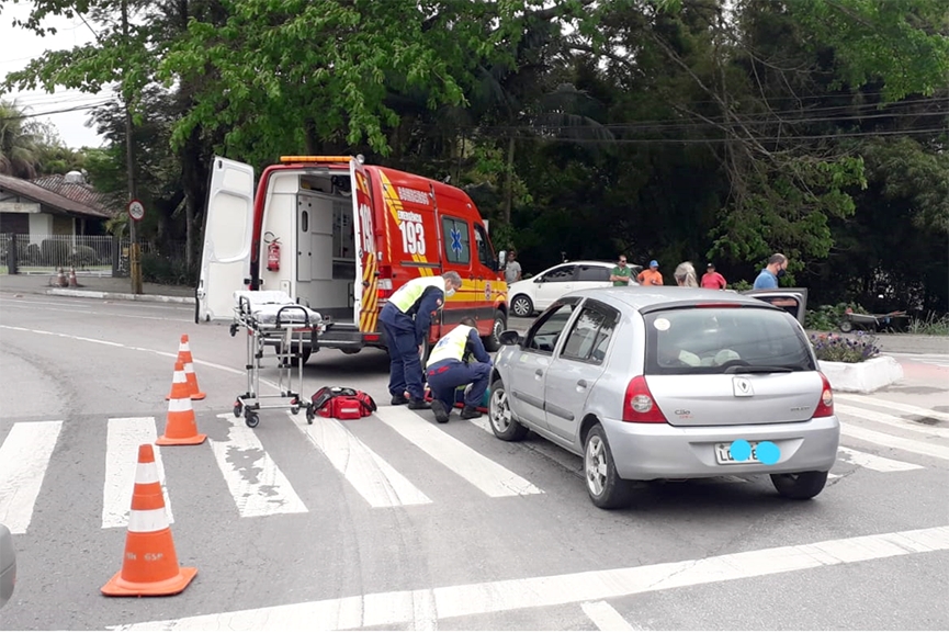 Idosa é atropelada por carro no Centro de Gaspar