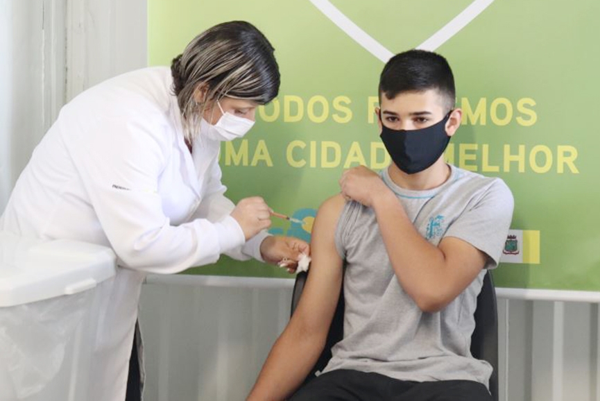 Gaspar retoma vacinao de adolescentes sem comorbidades