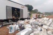Incêndio atinge carga de caminhão na BR-470, em Blumenau