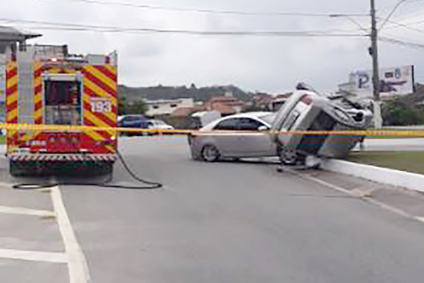 Criança fica ferida em acidente no trevo da Parolli, em Gaspar