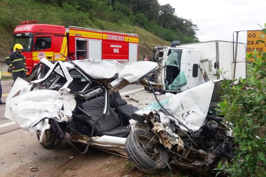 Colisão frontal entre carro e caminhão deixa homem gravemente ferido em Gaspar