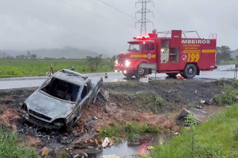 Veículo pega fogo na BR-470, em Ilhota