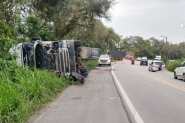 Caminhão tomba às margens da Rodovia Jorge Lacerda, em Ilhota