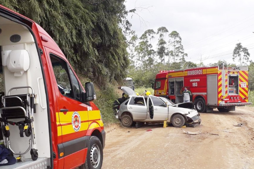 Homem fica ferido após colisão entre carro e caminhão caçamba em Gaspar
