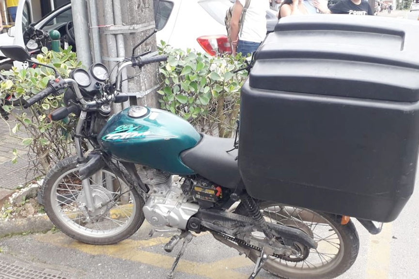 Homem é hospitalizado após colisão entre carro e moto no Centro de Gaspar